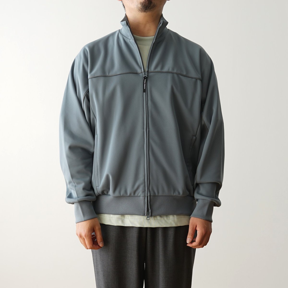 【UNIVERSAL PRODUCTS ユニバーサルプロダクツ】 TECH TRAINING TRACK JACKET - BLUE GRAY /  PARK ONLINE STORE