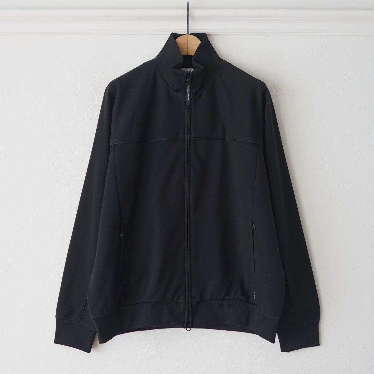【UNIVERSAL PRODUCTS ユニバーサルプロダクツ】 TECH TRAINING TRACK JACKET - BLACK / PARK  ONLINE STORE