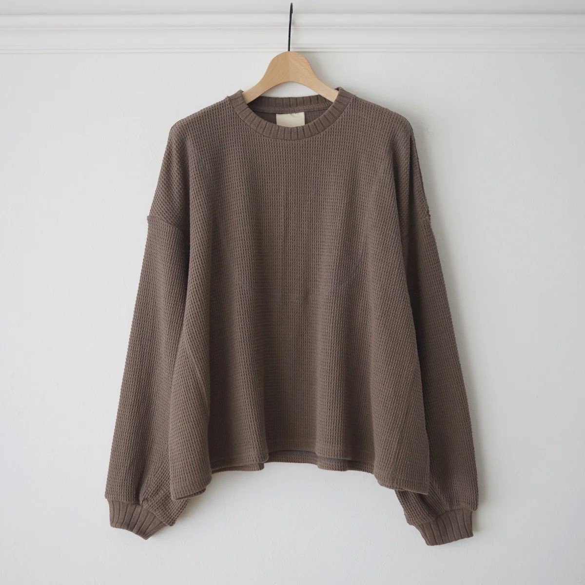 2024 AWۡrefomed / եåɡ AZEAMI THERMAL TEE - BROWN