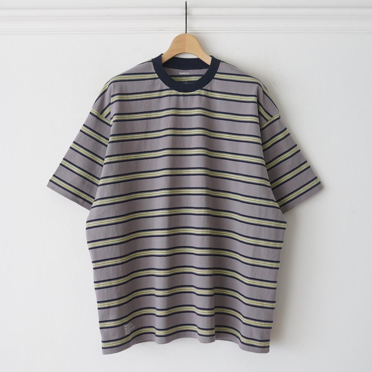 2025 SSۡFreshService / եå奵ӥ MULTI BORDER S/S TEE - GRAY