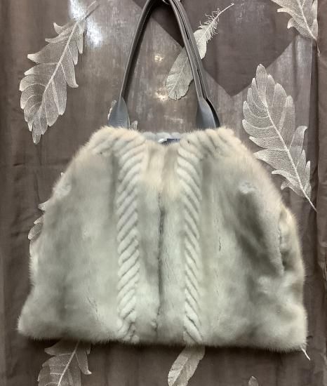 過去の過剰生産によって捨てられてしまう ミンクの毛皮を癒しの