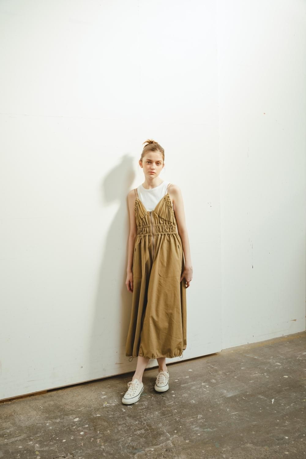 ま*む様 PINUE シャーリングキャミワンピース SAND BEIGE（サンド PINUE】シャーリングキャミワンピースサンドベージュ M