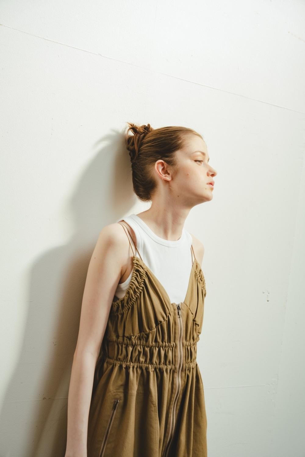 シャーリングキャミワンピース(SAND BEIGE) - PINUE シャーリングキャミワンピース(SAND BEIGE) - PINUE