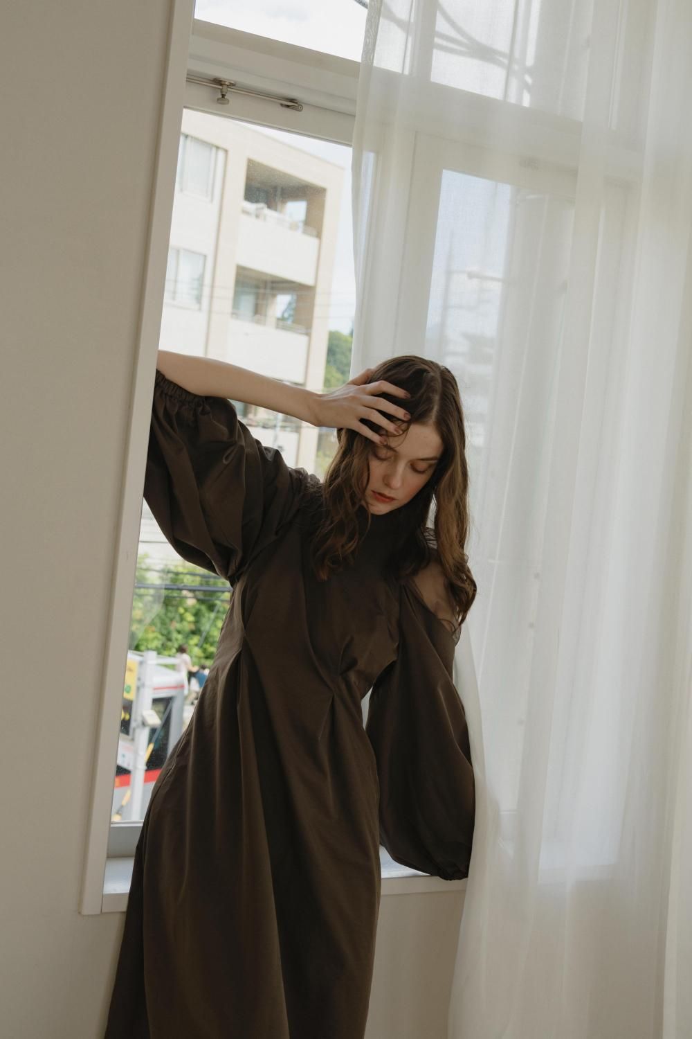 ドレープスリーブドレス(GRAYISH BROWN) - PINUE ドレープスリーブドレス(GRAYISH BROWN) - PINUE