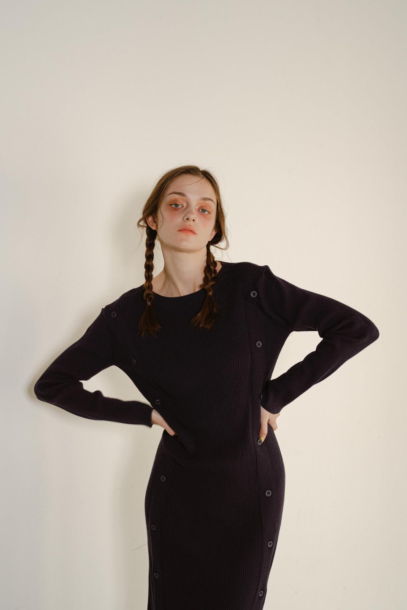 ボタンスリットニットワンピース（NAVY） - PINUE