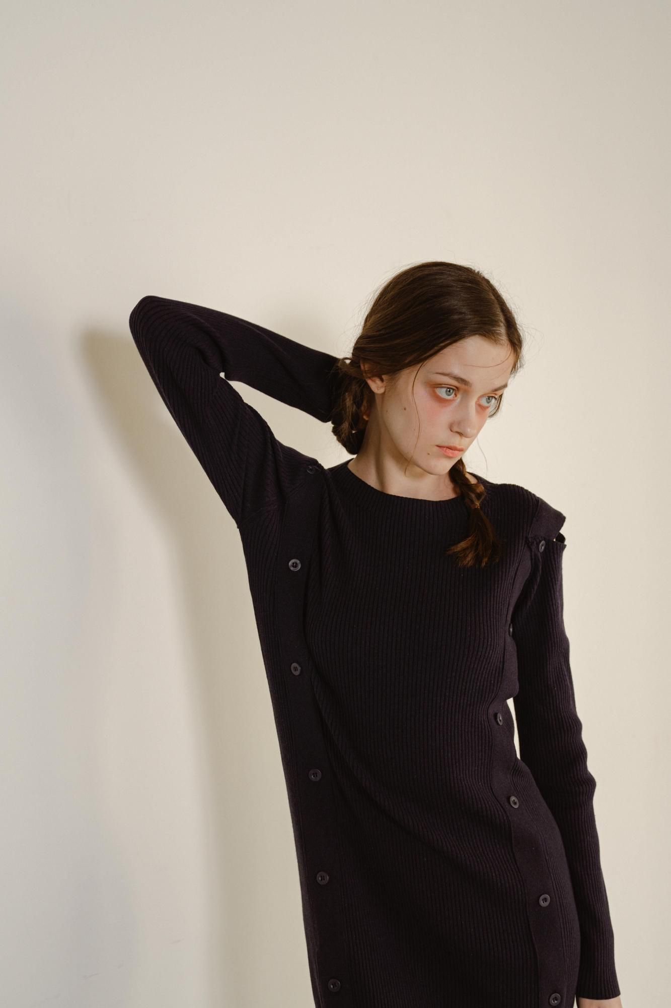 ボタンスリットニットワンピース(NAVY) - PINUE ボタンスリットニットワンピース(NAVY) - PINUE