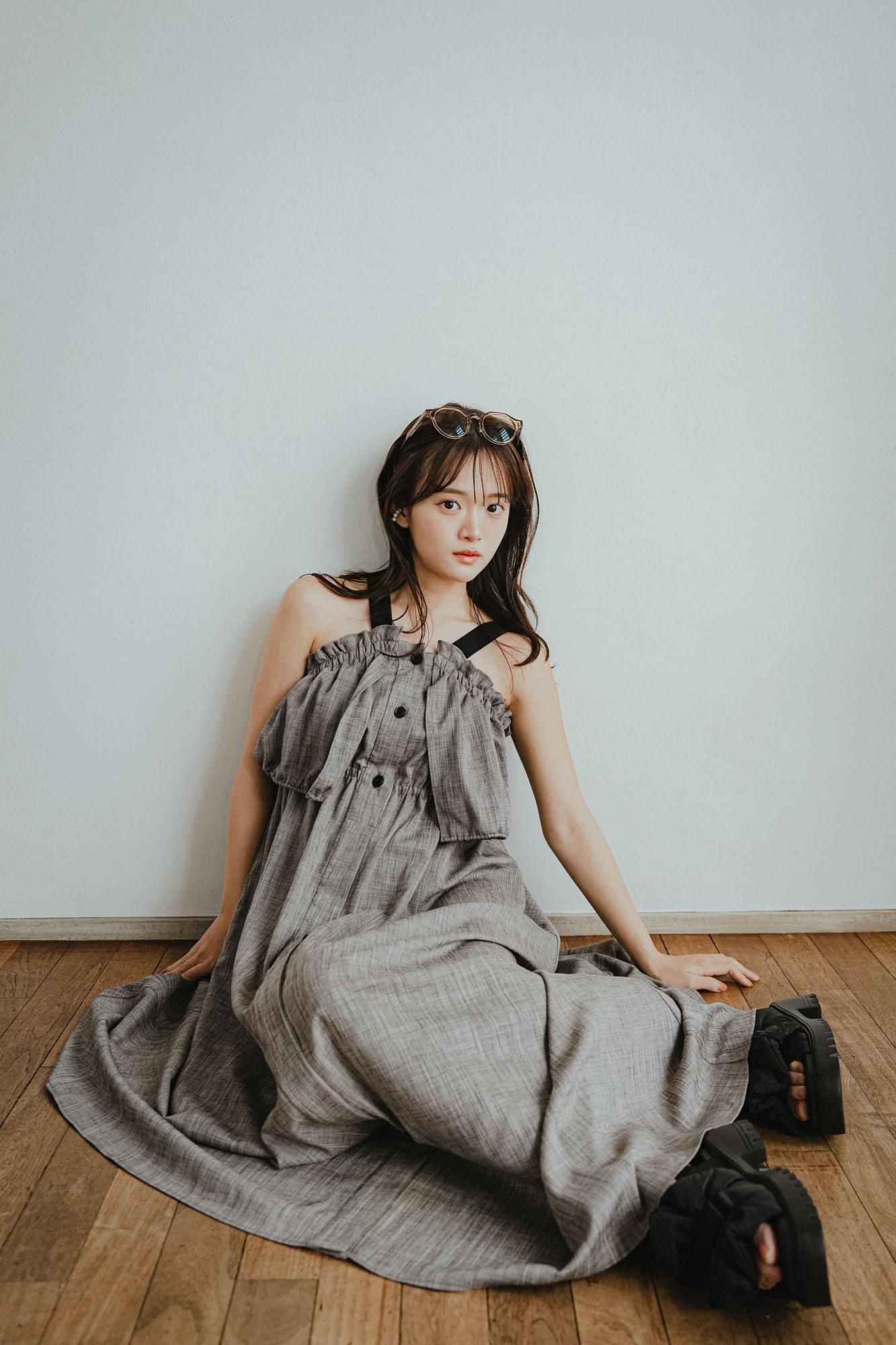 【初回限定】 フリルネックワンピース（GRAY） - PINUE ワンピース