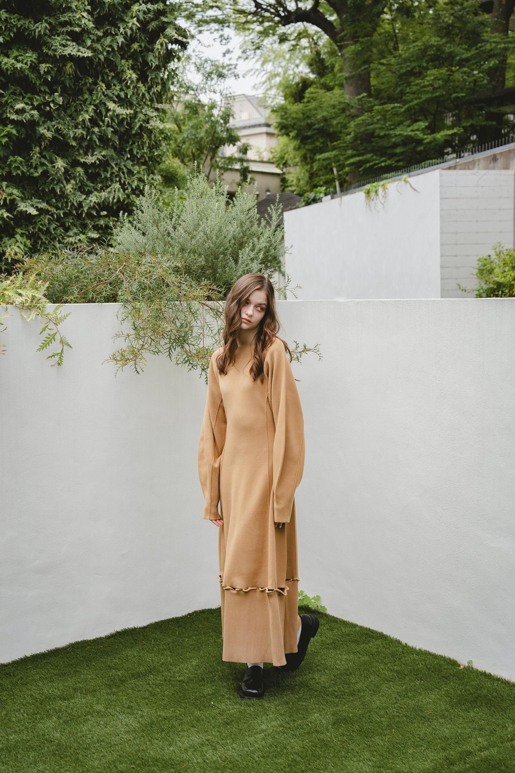 スリットヘムニットワンピース（CAMEL） - PINUE