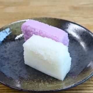 ふわふわ食感！津曲食品 紅白 板かるかん 2本セット（白1本、紫芋1本）