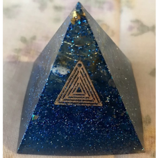 オルゴナイト ピラミッド オブジェ 置物 コスミック（うずまき）