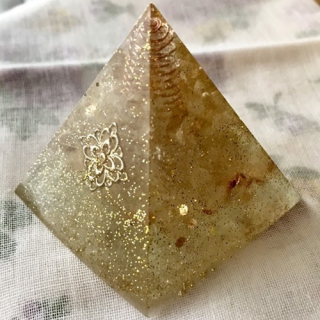 オルゴナイト ピラミッド オブジェ 置物 春の金色 チャーム小（六角錐入）
