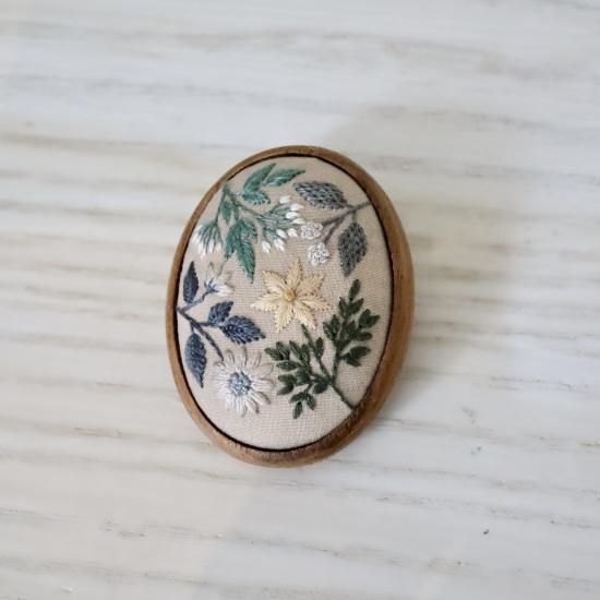 ハンドメイド 刺繍 ブローチ 【chat mignon】