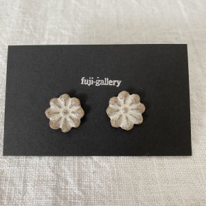 fuji-gallery　花のピアス/イヤリング（白）