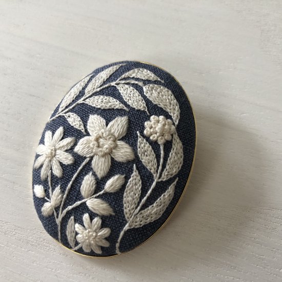 Awj handmade ボタニカル刺繍 ブローチ（BL） - aoi door|on-line shop