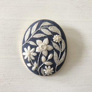 Awj  handmade　ボタニカル刺繍 ブローチ（BL）