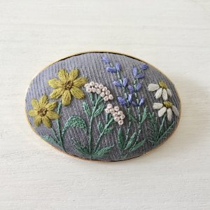 Awj  handmade　野花刺繍 ブローチ（BL）