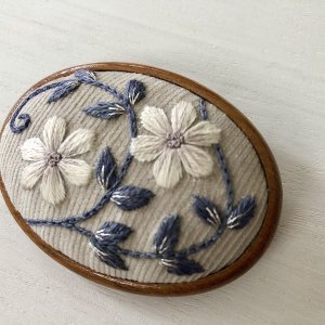 Awj  handmade　花刺繍 ブローチ（LGY）