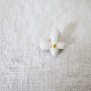 ao11   木彫り　白い花ブローチ