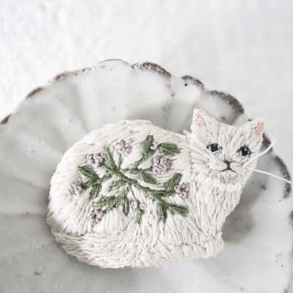 猫 刺繍ブローチ(花と猫) よろし 猫 刺繍ブローチ(花と猫) よろし