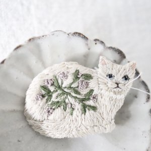 テシシュウコモノ kii.　猫と花の刺繍ブローチ(3)