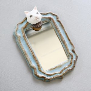 <img class='new_mark_img1' src='https://img.shop-pro.jp/img/new/icons14.gif' style='border:none;display:inline;margin:0px;padding:0px;width:auto;' />acne pottery studio　猫の壁掛け鏡 (シロネコ/B)