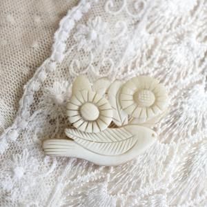 P5 超美品　OSTIA 　オスティア　せみ　イギリス　水牛の角　ブローチ BISOU - 水牛の角ブローチ - コリス | merle