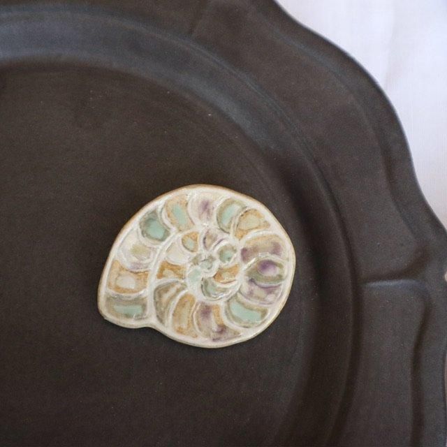小菅幸子 アンモナイト 陶ブローチ