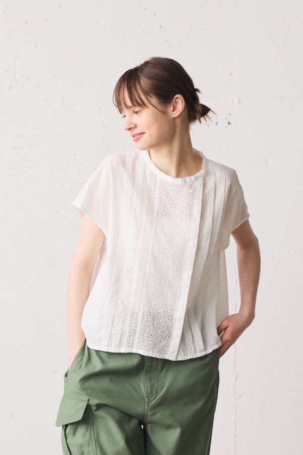 <img class='new_mark_img1' src='https://img.shop-pro.jp/img/new/icons8.gif' style='border:none;display:inline;margin:0px;padding:0px;width:auto;' />lace switching blouse