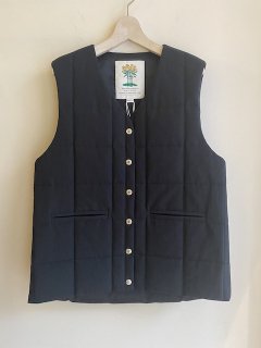 <img class='new_mark_img1' src='https://img.shop-pro.jp/img/new/icons29.gif' style='border:none;display:inline;margin:0px;padding:0px;width:auto;' />BED&BREAKFAST<BR>Grosgrain Quilted Liner Vest<BR>