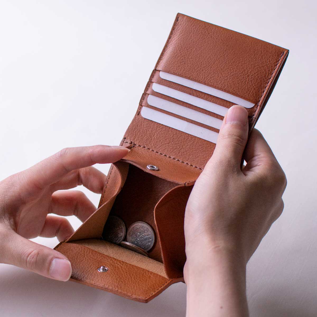 シンプルに使いやすい二つ折り財布 鮮やかなイタリーレザー「ミネルバ