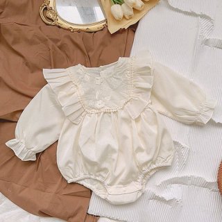 <img class='new_mark_img1' src='https://img.shop-pro.jp/img/new/icons13.gif' style='border:none;display:inline;margin:0px;padding:0px;width:auto;' />2024s milky frill flower embroideryロンパース /C(B02)