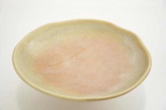 料理が引き立つ 白にピンクの中皿です Oohamayaki 料理が引き立つ 白にピンクの中皿です Oohamayaki