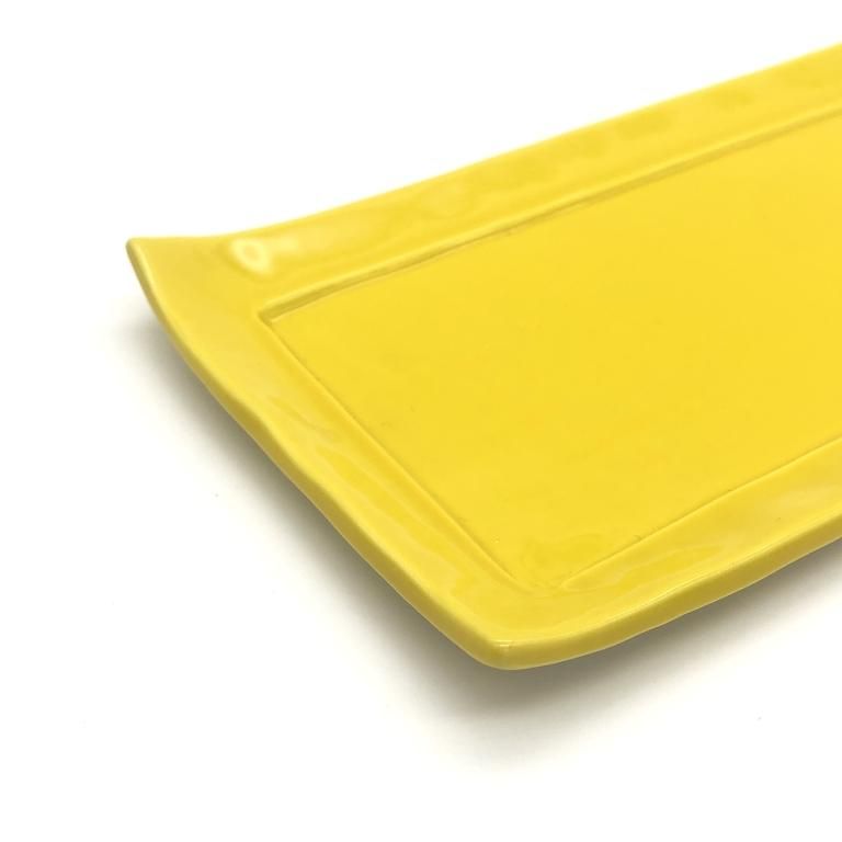 黄色の四角い陶器皿　菓子器です 黄色の四角い陶器皿 菓子器です