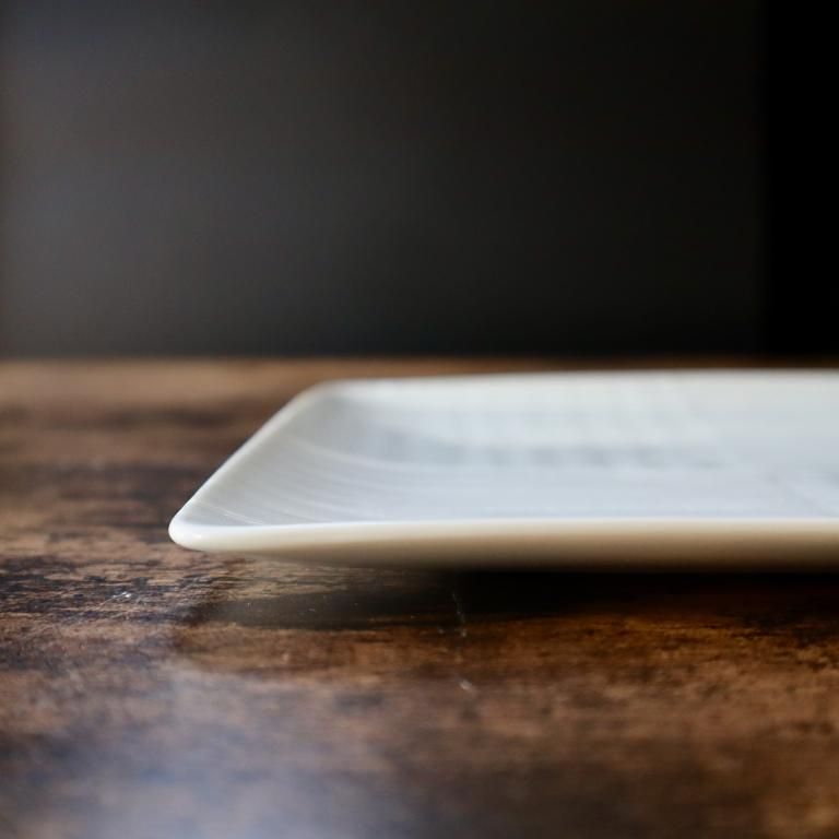 白磁市松櫛目彫り正角皿 - 陶舗サノヤ「オンラインストア」