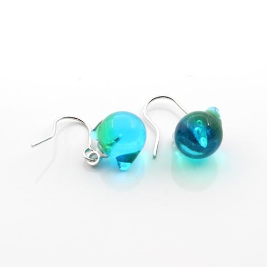 氷にゃんこ玉ピアス 月の女神の名を持つ石 セレナイト キャッツアイ ホワイトグレー