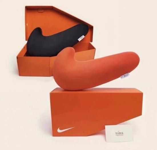 NIKE SWOOSH BIRTHDAY PILLOW | 予約商品 - SNEAKER SHOP LINK NIKE SWOOSH BIRTHDAY PILLOW | 予約商品 - SNEAKER SHOP LINK