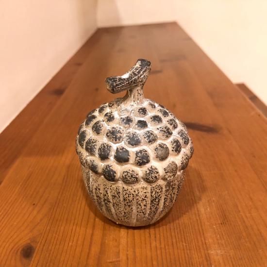 レジン製のかわいいどんぐりの置物です。ナチュラルな雰囲気であたたか