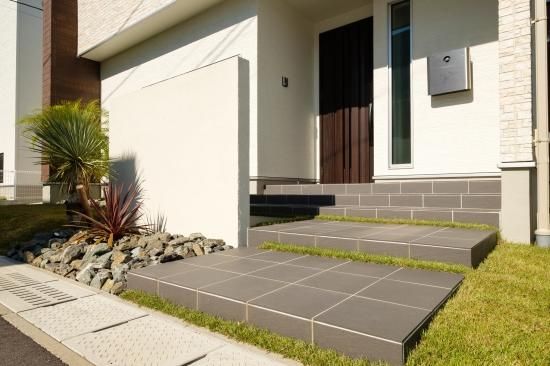 ロマンティア ティア｜砂岩面状の無釉300角平階段タイルの販売 【アイコット