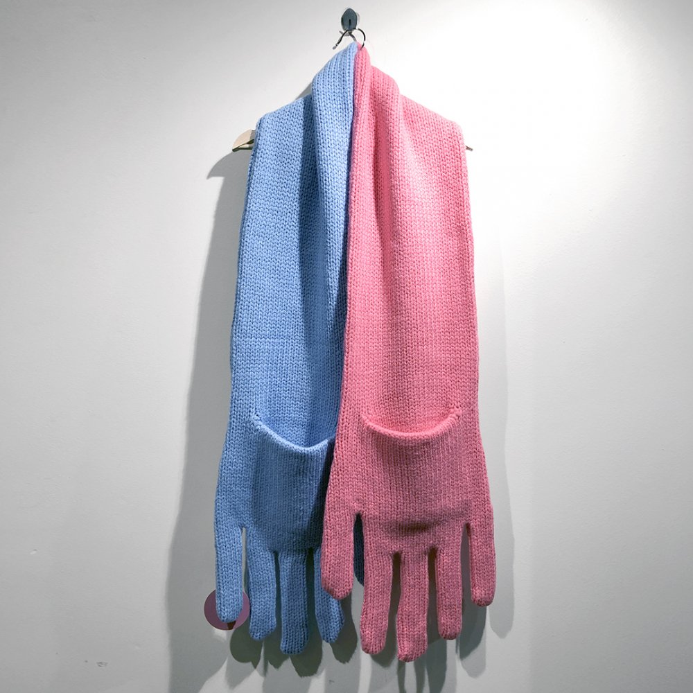 <img class='new_mark_img1' src='https://img.shop-pro.jp/img/new/icons1.gif' style='border:none;display:inline;margin:0px;padding:0px;width:auto;' />【INFANONYMOUS】 “Hand” Knit Scarf  (LIGHT BLUE/COARL PINK)
