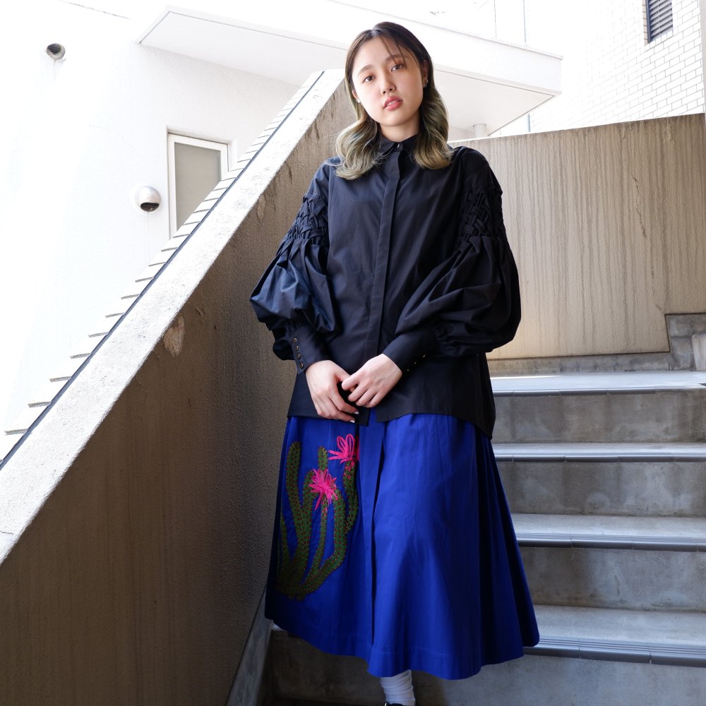 <img class='new_mark_img1' src='https://img.shop-pro.jp/img/new/icons1.gif' style='border:none;display:inline;margin:0px;padding:0px;width:auto;' />【mii】TULIP STEM HAND EMBROIDERED SKIRT