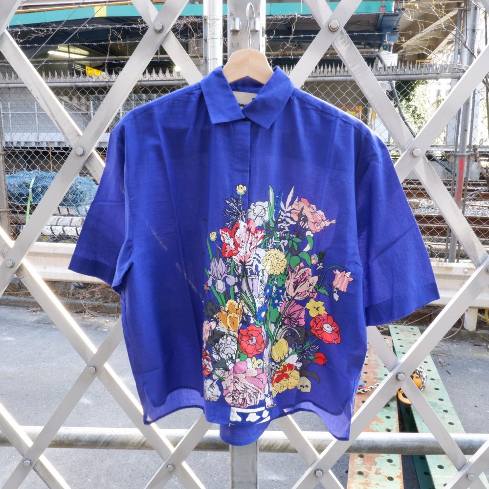 <img class='new_mark_img1' src='https://img.shop-pro.jp/img/new/icons1.gif' style='border:none;display:inline;margin:0px;padding:0px;width:auto;' />【mii】HANDEMBROIDERED　FLOWER BOUQUET SHIRT(BLUE)