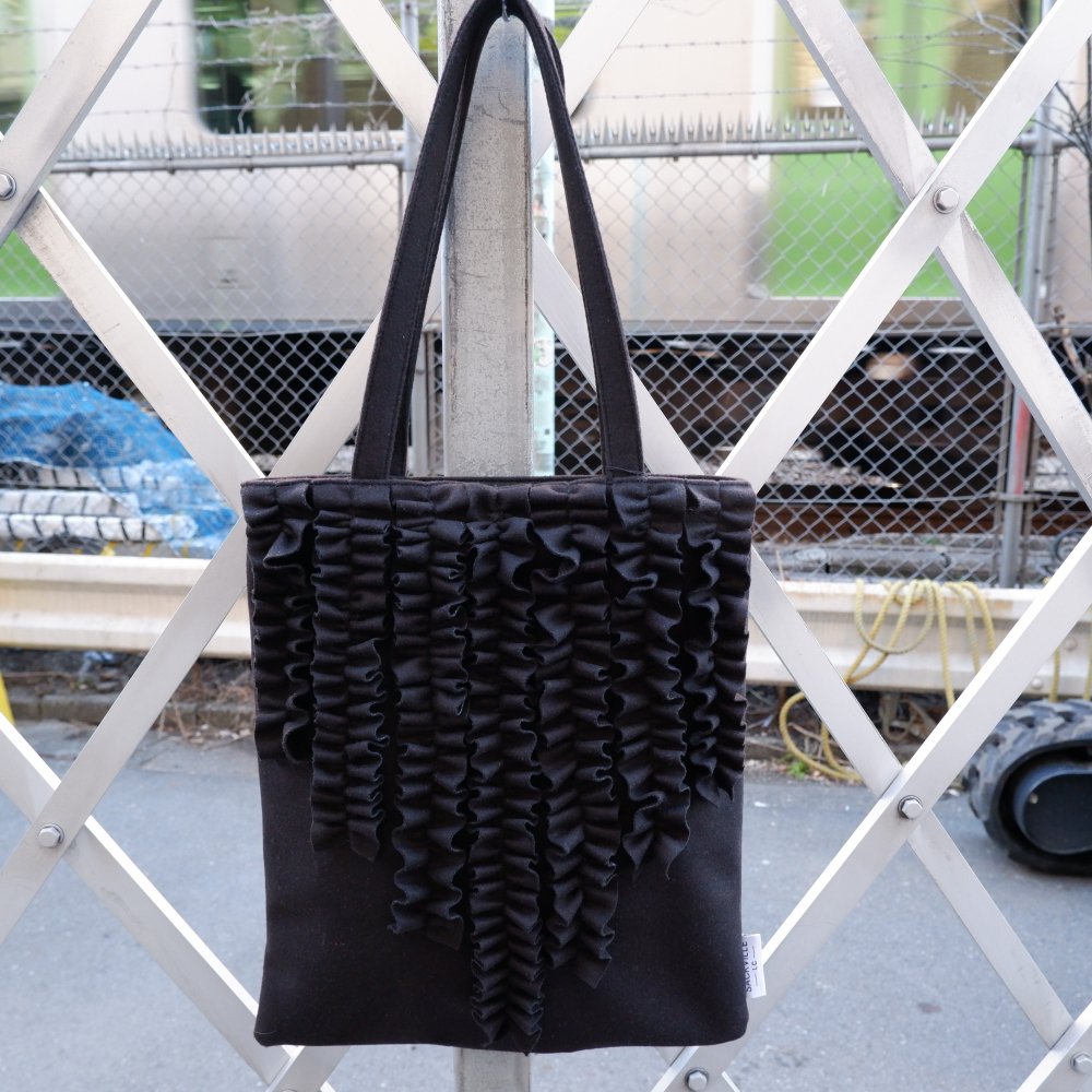 <img class='new_mark_img1' src='https://img.shop-pro.jp/img/new/icons1.gif' style='border:none;display:inline;margin:0px;padding:0px;width:auto;' />【SACKVIILE】FRILL TOTE(FELT) BLACK