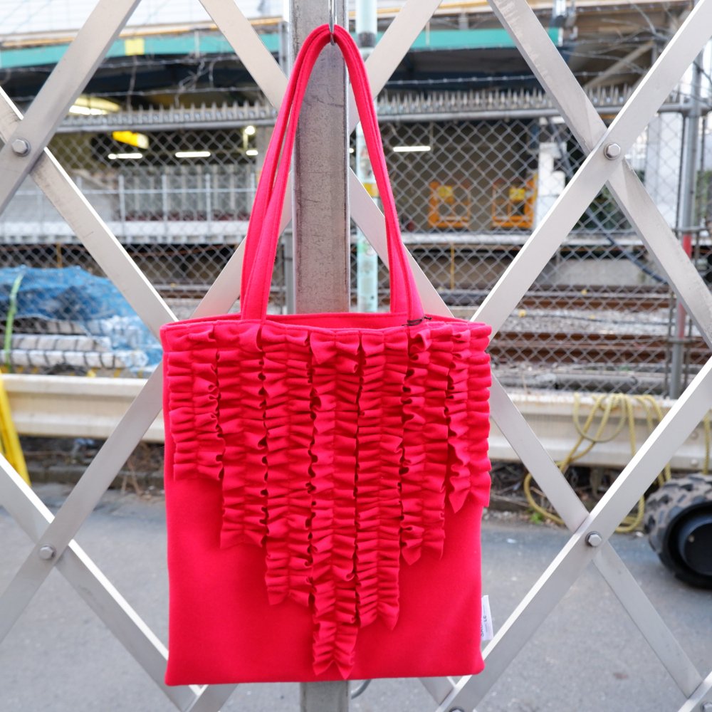 <img class='new_mark_img1' src='https://img.shop-pro.jp/img/new/icons1.gif' style='border:none;display:inline;margin:0px;padding:0px;width:auto;' />【SACKVIILE】FRILL TOTE(FELT) RED
