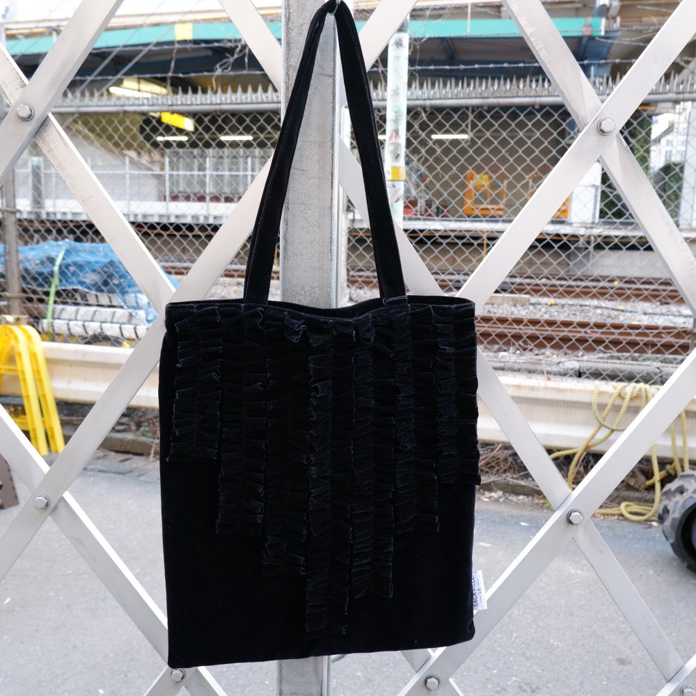 <img class='new_mark_img1' src='https://img.shop-pro.jp/img/new/icons1.gif' style='border:none;display:inline;margin:0px;padding:0px;width:auto;' />【SACKVIILE】FRILL TOTE(VELVET) BLACK