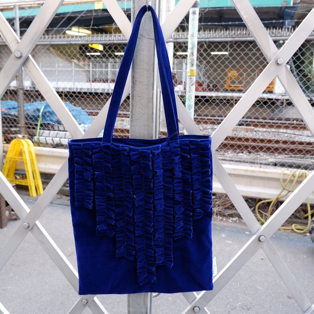 <img class='new_mark_img1' src='https://img.shop-pro.jp/img/new/icons1.gif' style='border:none;display:inline;margin:0px;padding:0px;width:auto;' />【SACKVIILE】FRILL TOTE(VELVET) BLUE