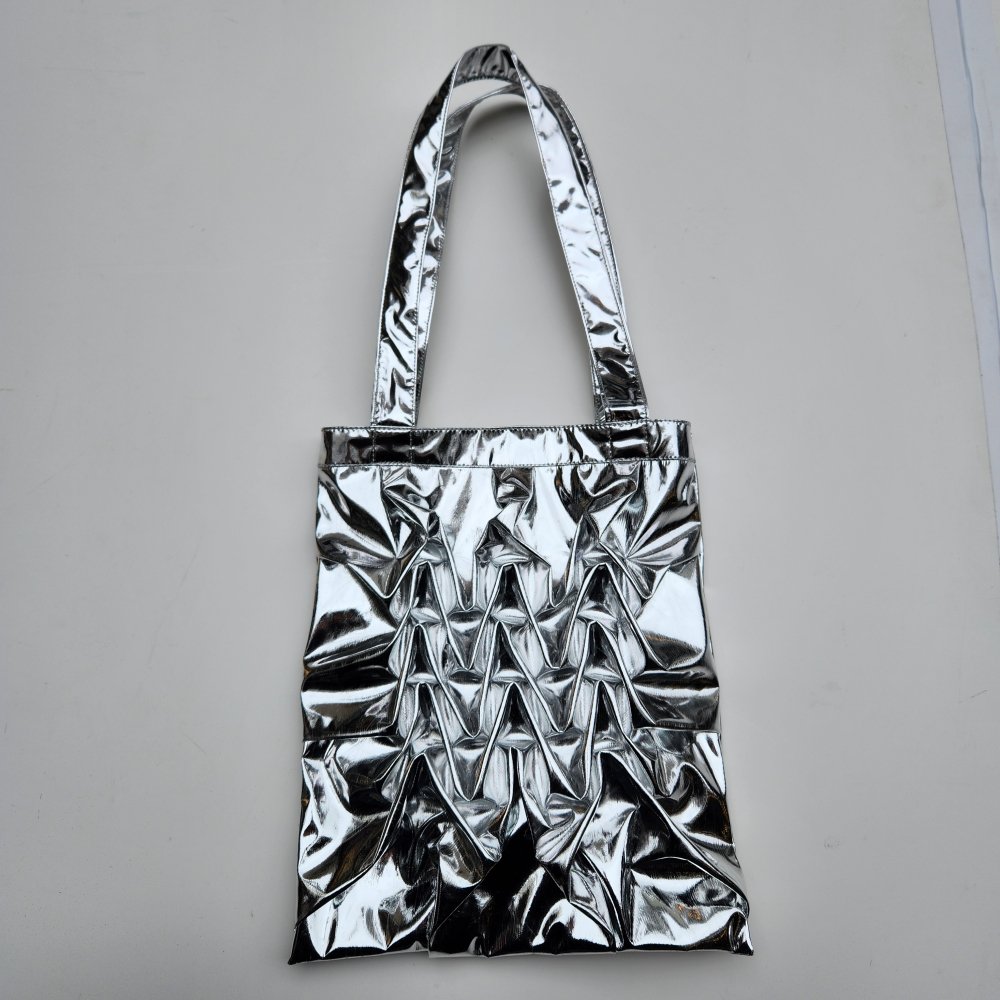 <img class='new_mark_img1' src='https://img.shop-pro.jp/img/new/icons1.gif' style='border:none;display:inline;margin:0px;padding:0px;width:auto;' />【CREATE CRAIR】UNDULATING TOTE BAG S(SILVER)