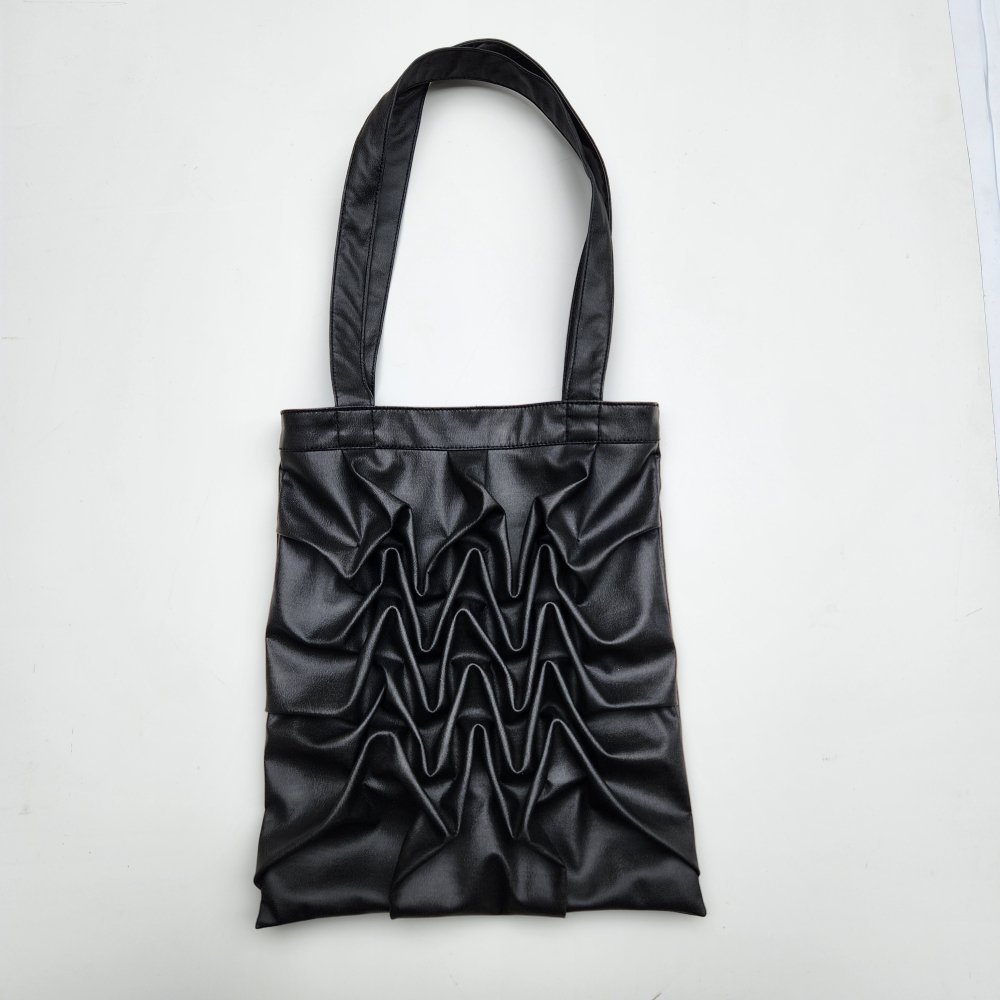 <img class='new_mark_img1' src='https://img.shop-pro.jp/img/new/icons1.gif' style='border:none;display:inline;margin:0px;padding:0px;width:auto;' />【CREATE CRAIR】UNDULATING TOTE BAG S(BLACK)