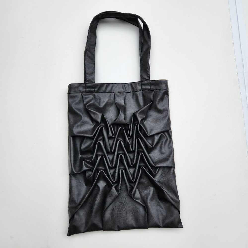 <img class='new_mark_img1' src='https://img.shop-pro.jp/img/new/icons1.gif' style='border:none;display:inline;margin:0px;padding:0px;width:auto;' />【CREATE CRAIR】UNDULATING TOTE BAG M(BLACK)