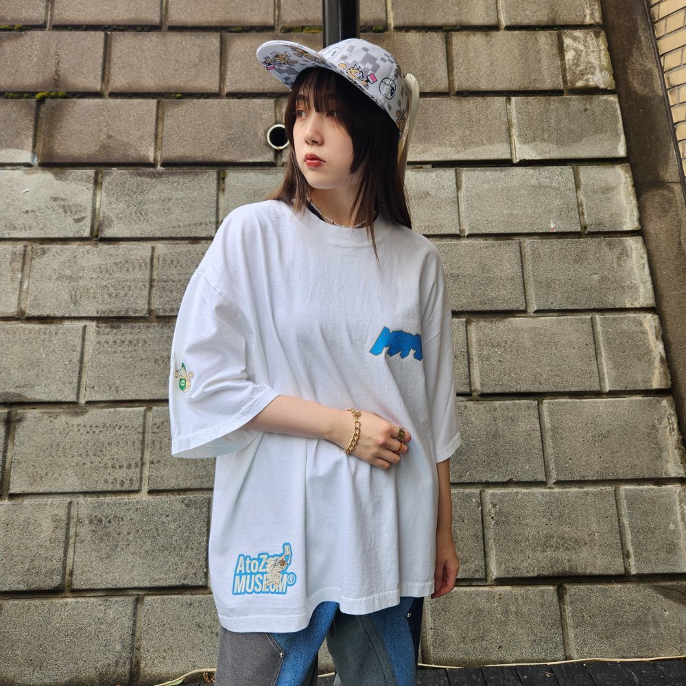 <img class='new_mark_img1' src='https://img.shop-pro.jp/img/new/icons1.gif' style='border:none;display:inline;margin:0px;padding:0px;width:auto;' />【BODYSONG.】TEE/AZZM-STICKER(WHITE)