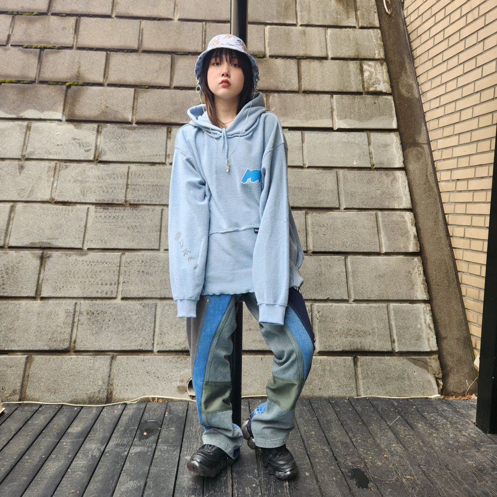 <img class='new_mark_img1' src='https://img.shop-pro.jp/img/new/icons1.gif' style='border:none;display:inline;margin:0px;padding:0px;width:auto;' />【BODYSONG.】HOODIE/AZZM-STICKER(BLUE)
